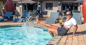 Utendørsbasseng og solsenger