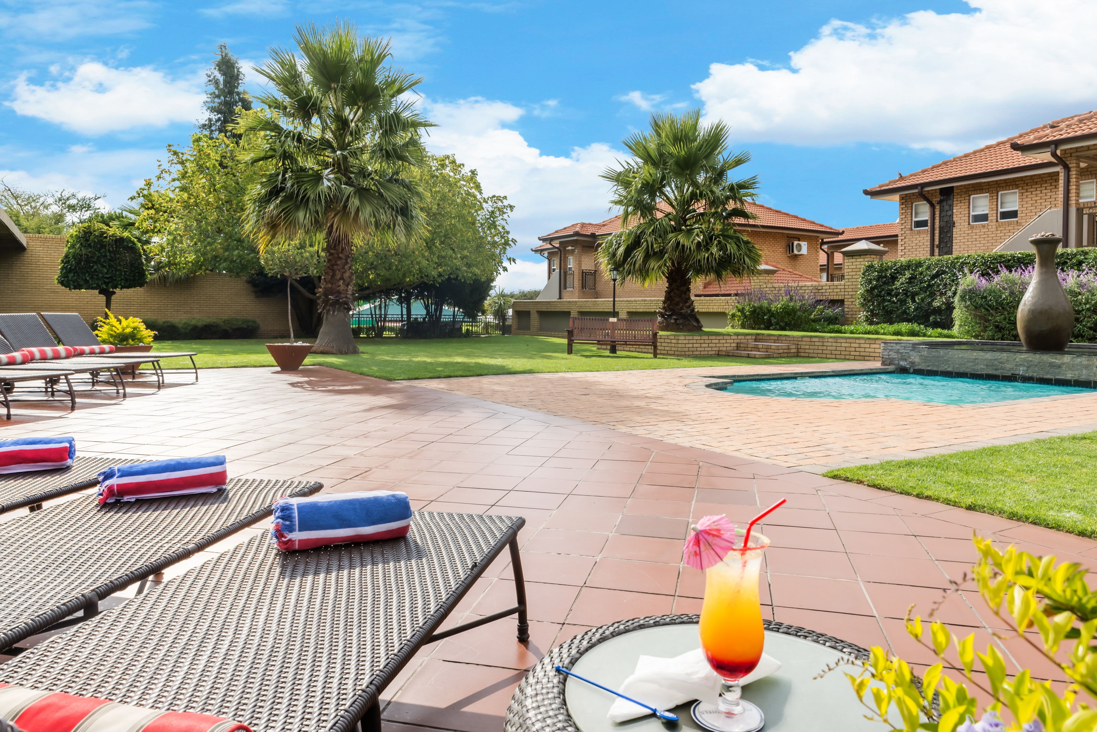 室外泳池；躺椅