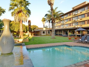 Outdoor pool, pool loungers - ANEW Hotel Witbank Emalahleni (Emalahleni)