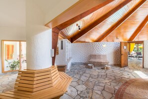 Sauna, Dampfbad, Körperbehandlungen, Warmsteinmassagen, Körperpeelings