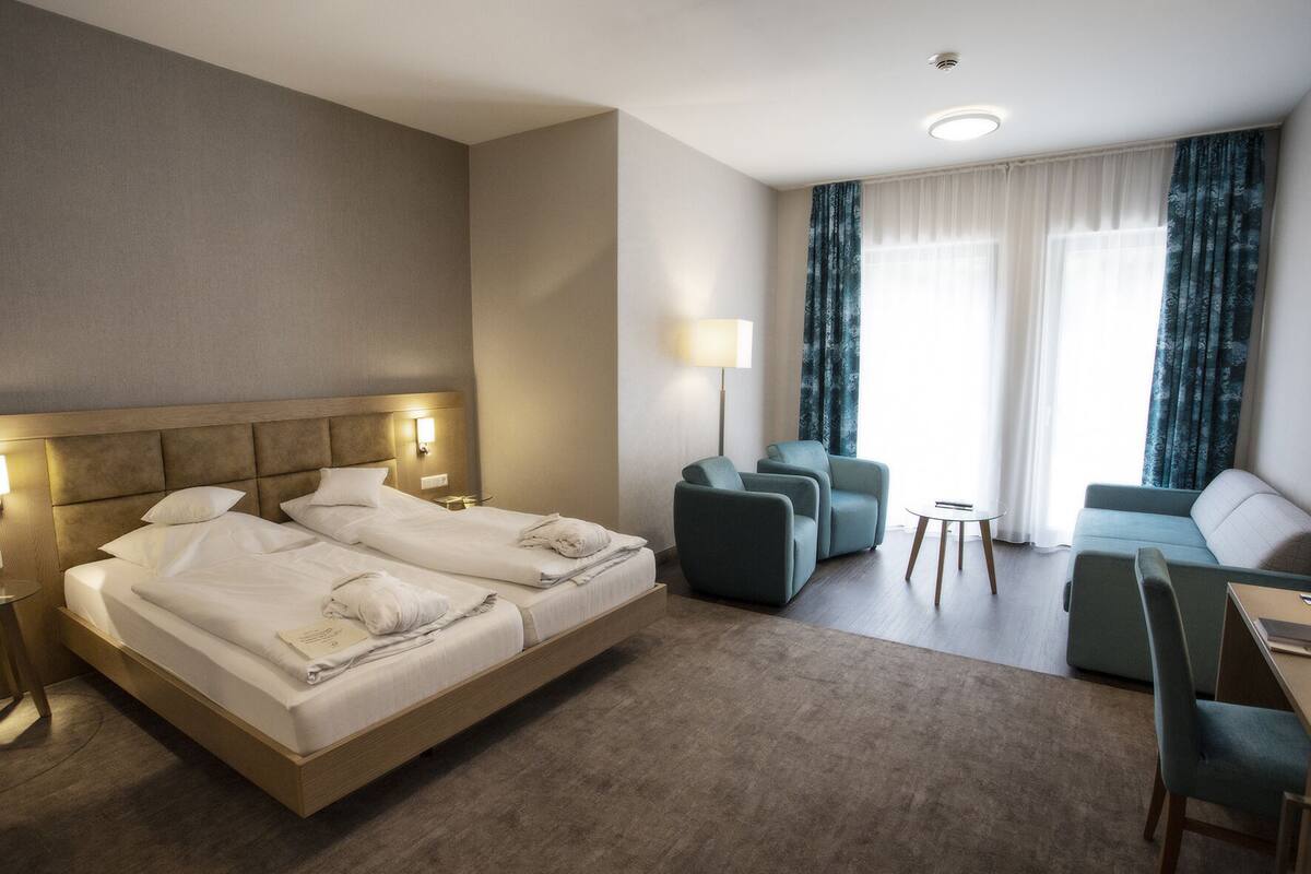 Comfort tweepersoonskamer (Muehlenkopf) | Een minibar, een kluis op de kamer, een strijkplank/strijkijzer