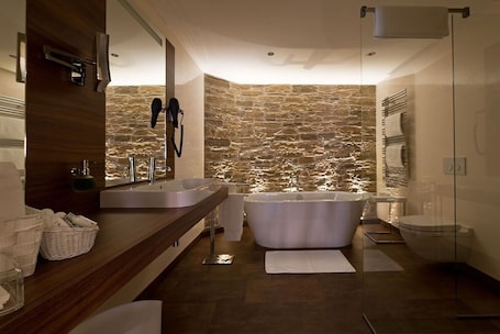 Free toiletries, hair dryer, towels, soap. Romantik Hotel Markusturm