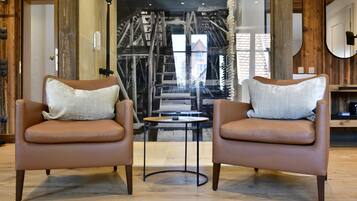 Deluxe Quadruple Room (Deluxe) | Bathroom | Free toiletries, hair dryer, towels, soap