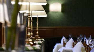Petit déjeuner et dîner servis sur place
