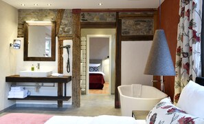 Deluxe Quadruple Room (Deluxe) | Deep-soaking bathtub