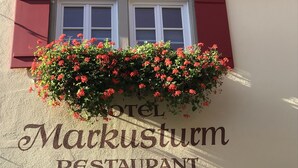 Un edificio con un letrero que dice 'Hotel Markusturm Restaurant'.