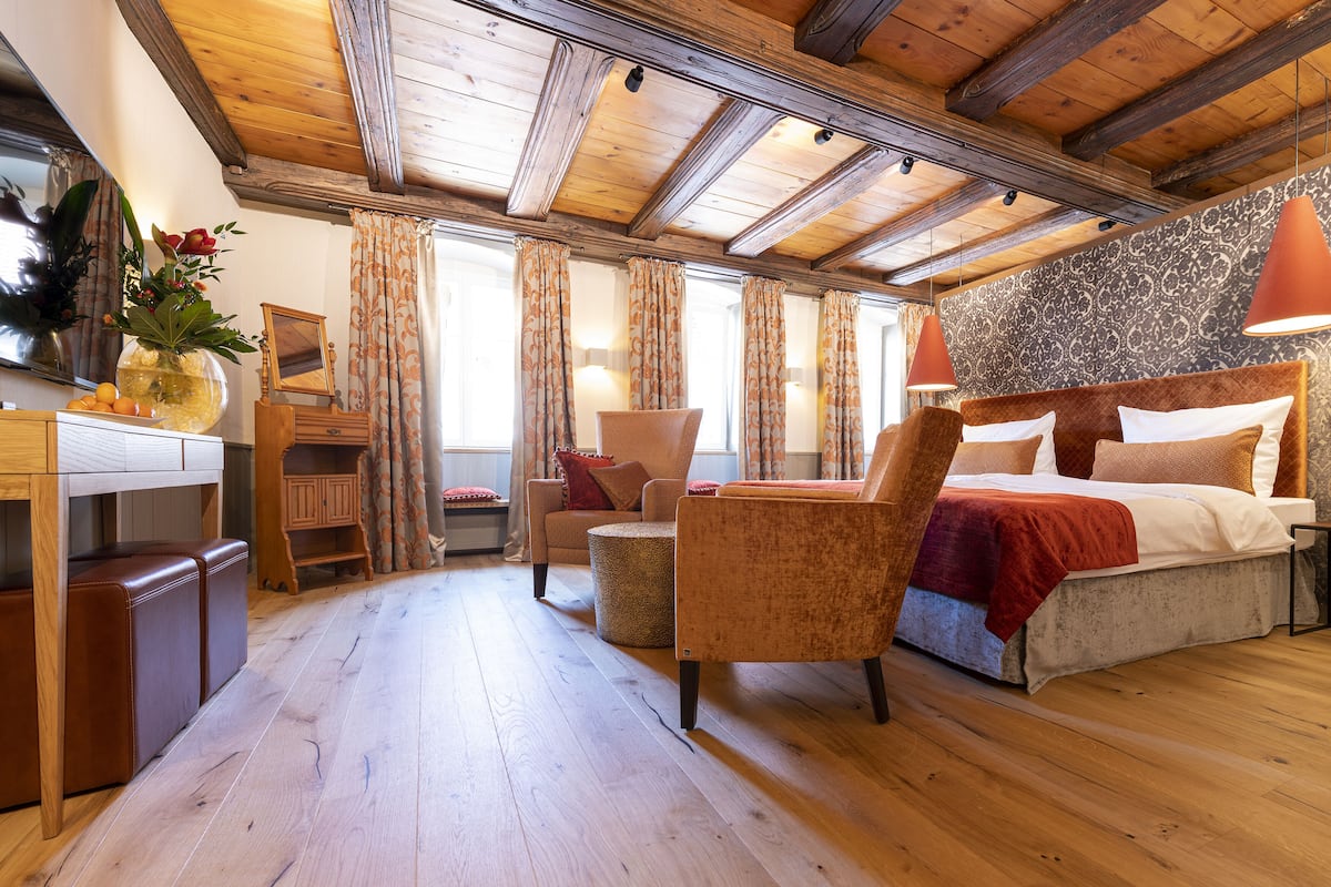 Habitación cuádruple Deluxe (Deluxe) | Ropa de cama hipoalergénica, tabla de planchar con plancha, wifi gratis