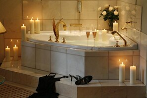 Suite | Badezimmer | Umweltfreundliche Kosmetikartikel, Haartrockner, Hausschuhe, Handtücher