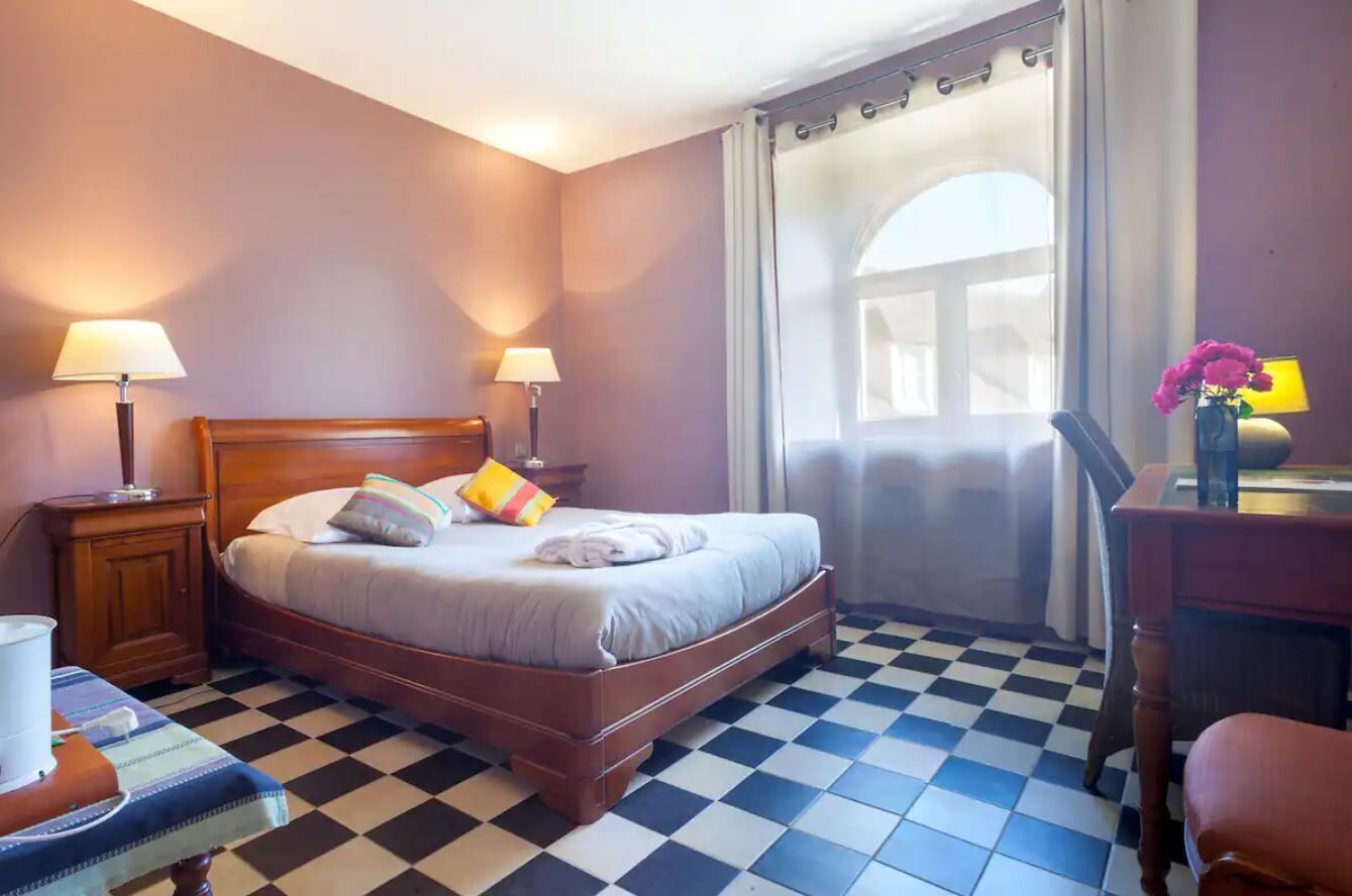 Luxe beddengoed, een gratis minibar, een kluis op de kamer, een bureau