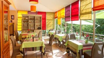 Frukostbuffé varje dag (EUR 18 per person)