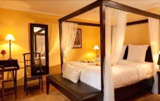 Habitación superior | Ropa de cama de alta calidad y minibar con artículos gratuitos