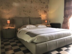 Junior Suite, Garden View | Premium bedding, free minibar, in-room safe, individually decorated - Auberge du Manet (Montigny-le-Bretonneux)