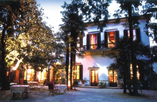 Vista frontal de la propiedad