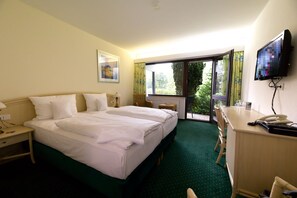 Klassieke tweepersoonskamer, balkon | Individueel gedecoreerd, een bureau, een laptopwerkplek