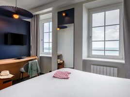 Escritorio y espacio para trabajar con laptop 