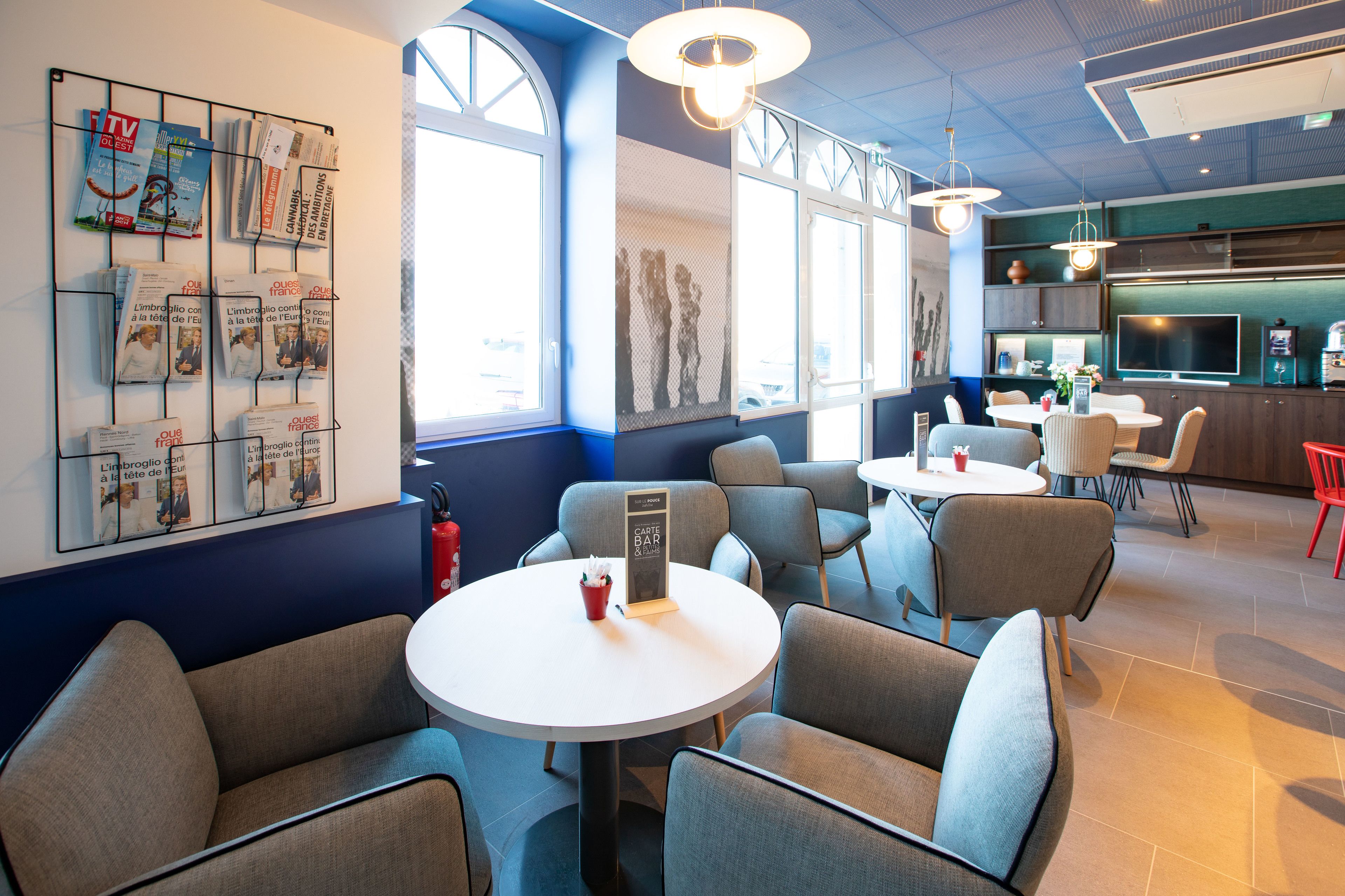 Desayuno buffet (EUR 13.9 por persona) 