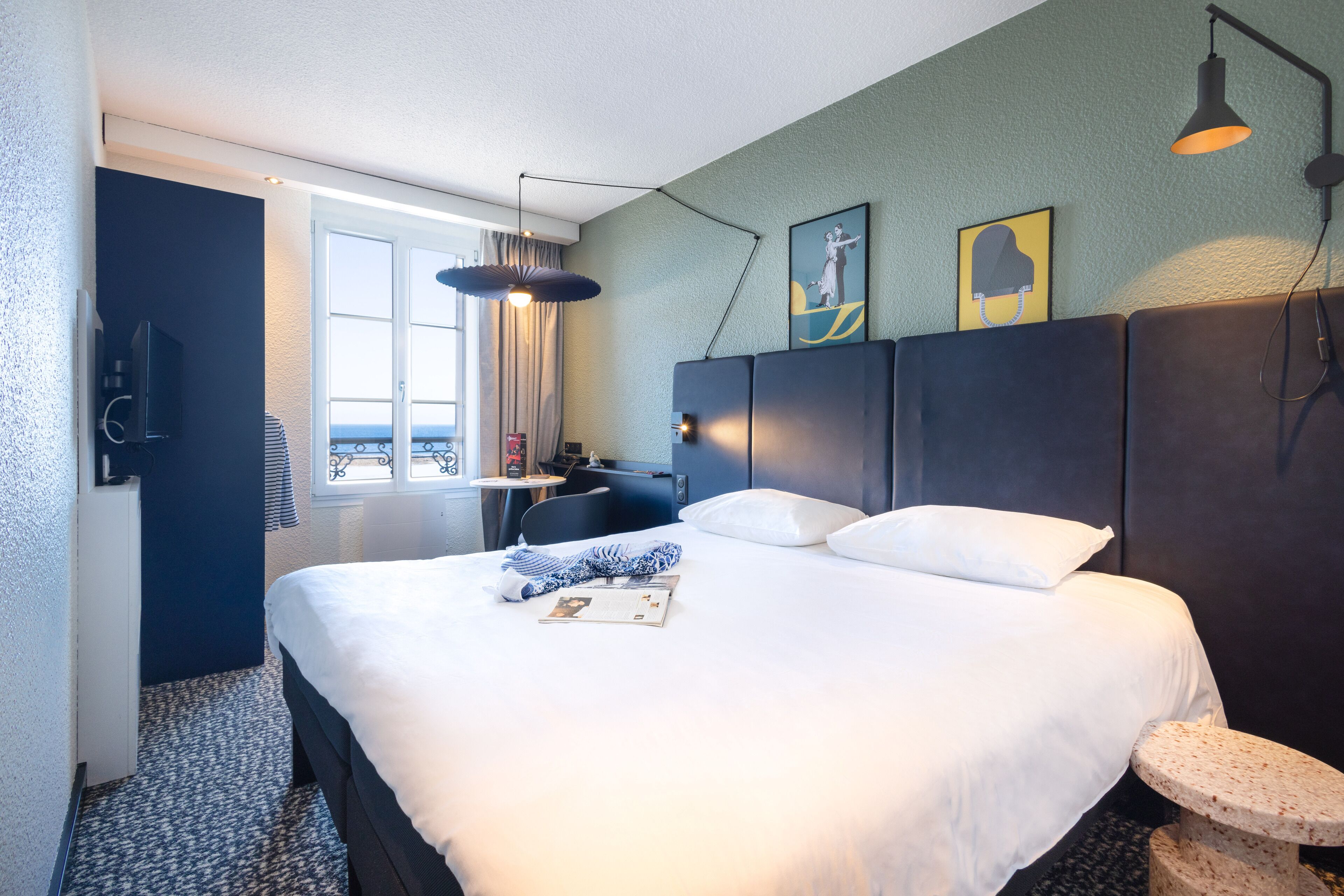 Dobbeltrom – standard, 1 dobbeltseng, sjøutsikt | Skrivebord, skrivebord for bærbar PC, lydisolert og strykejern/-brett