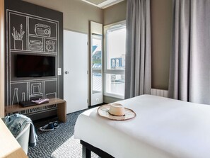 Standard Double Room, 1 Double Bed | Desk, laptop workspace, soundproofing, iron/ironing board