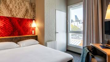 Standard Room, 1 Twin Bed | Desk, laptop workspace, soundproofing, iron/ironing board