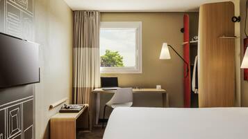 Standaard kamer, 1 tweepersoonsbed | Luxe beddengoed, een bureau, een laptopwerkplek