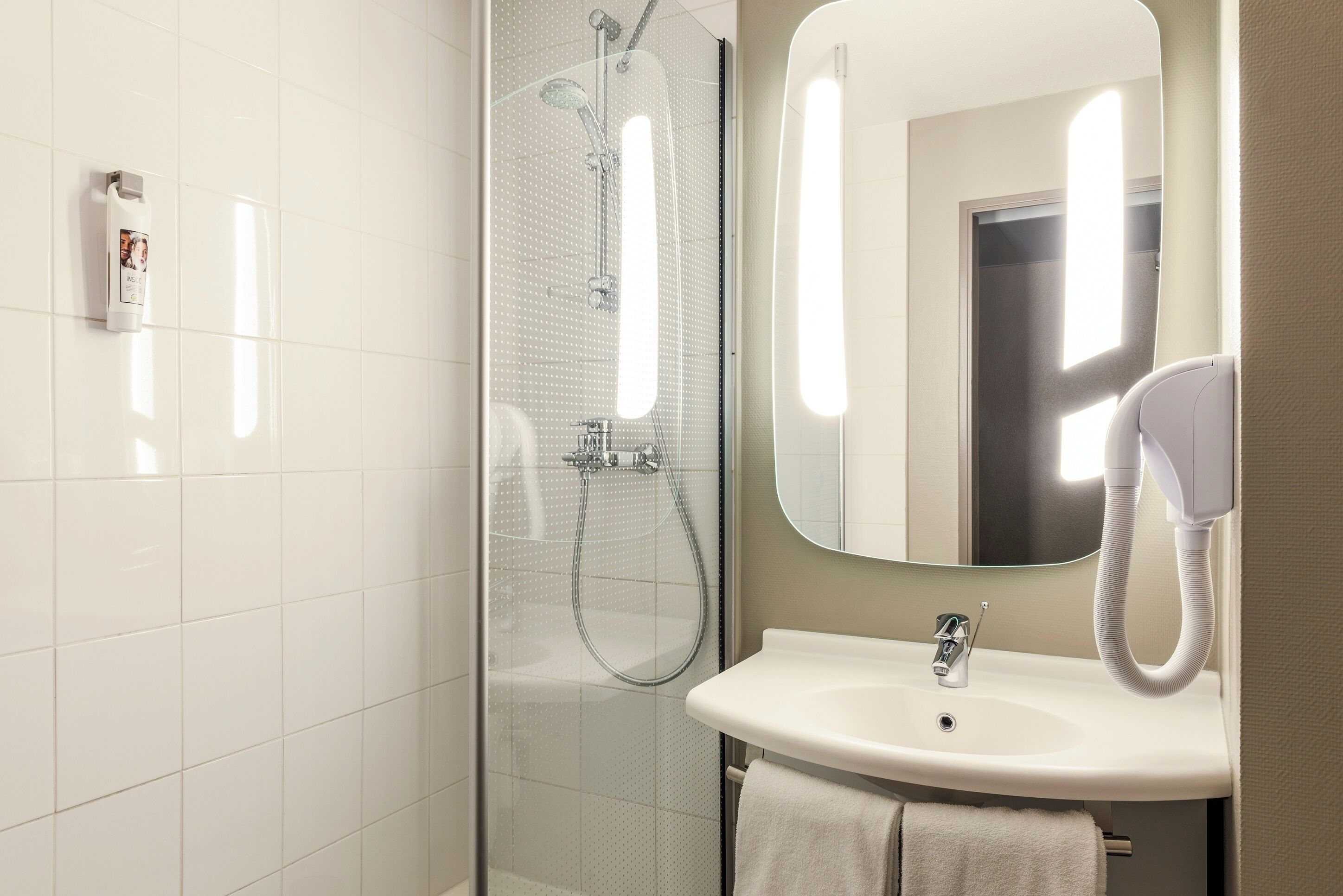Een douche, milieuvriendelijke toiletartikelen, een haardroger