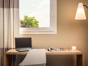 Sängtillbehör av högsta kvalitet, skrivbord och arbetsyta för laptop