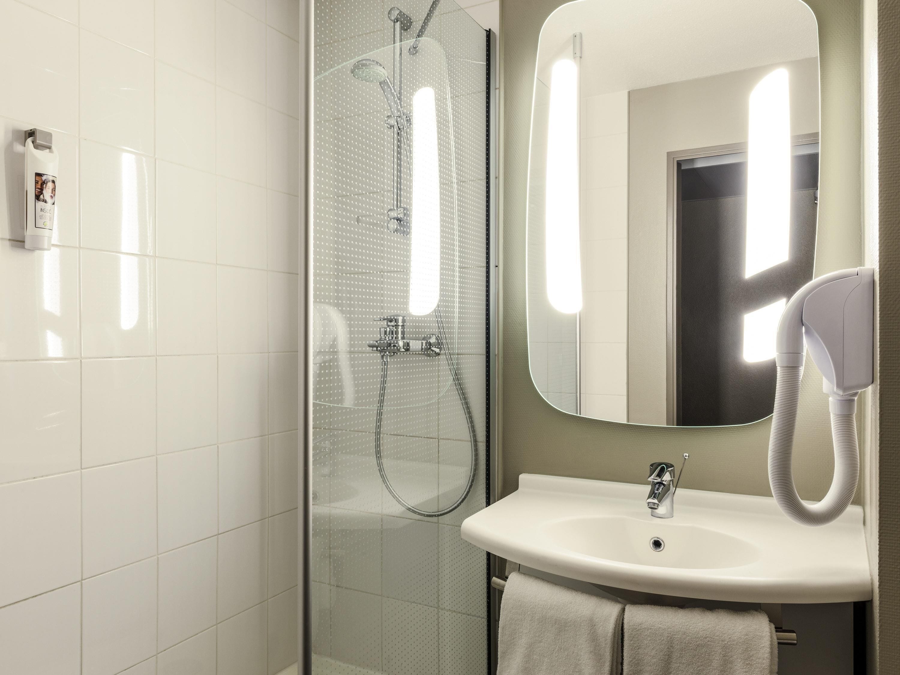 Standard Room, 2 Twin Beds | Premium bedding, desk, laptop workspace, blackout drapes