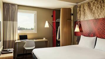 Quarto standard, 1 cama de casal | Roupas de cama premium, escrivaninha, espaço de trabalho para notebook