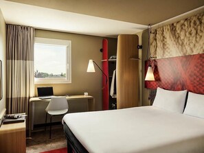 Standard Room, 1 Double Bed | Premium bedding, desk, laptop workspace, blackout drapes - ibis Massy (Massy)