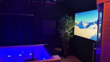 Indoor spa tub