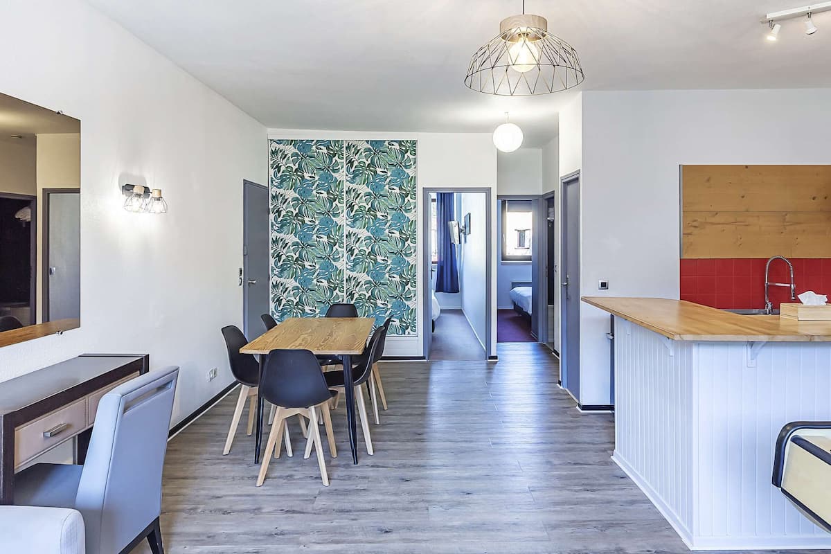 Appartement Standard, 2 chambres, non-fumeur (Shower Only) | Système d’insonorisation, lit de bébé portatif, accès au Wi-Fi (inclus)