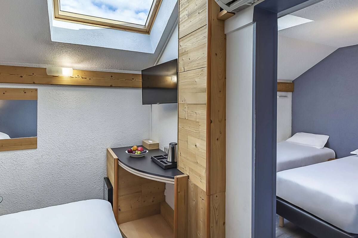 Soundproofing, travel crib, free WiFi, bed sheets