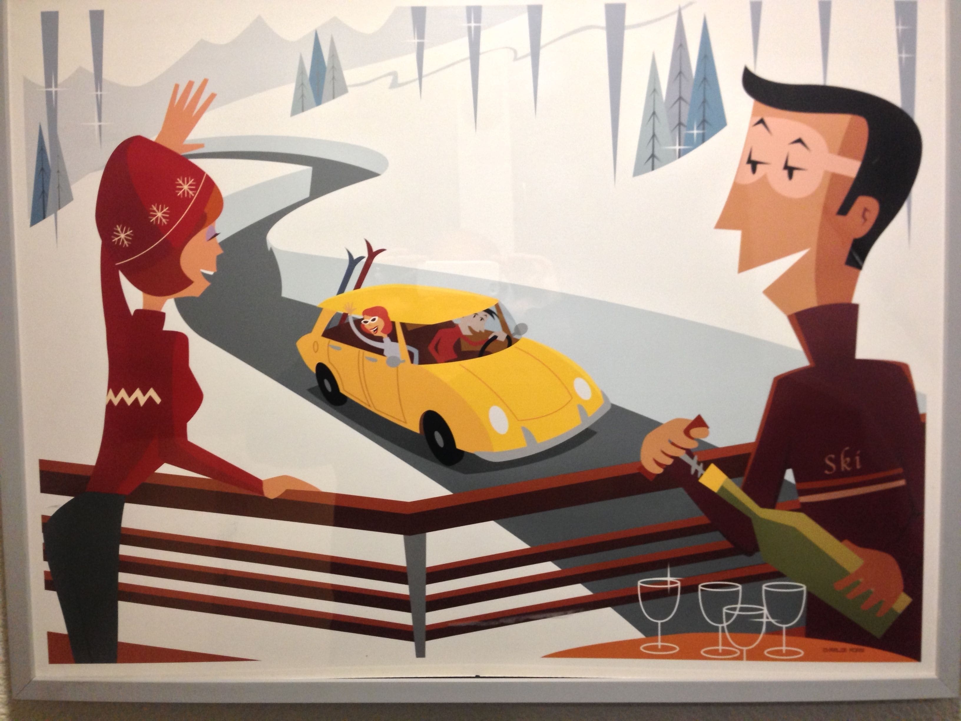 Una ilustración estilizada de un hombre y una mujer sentados a una mesa con una botella y vasos, con un coche amarillo circulando por una carretera al fondo.