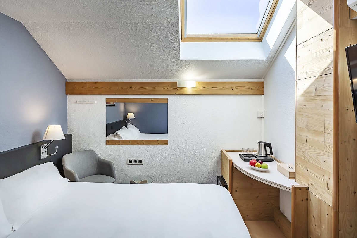 Soundproofing, travel crib, free WiFi, bed sheets