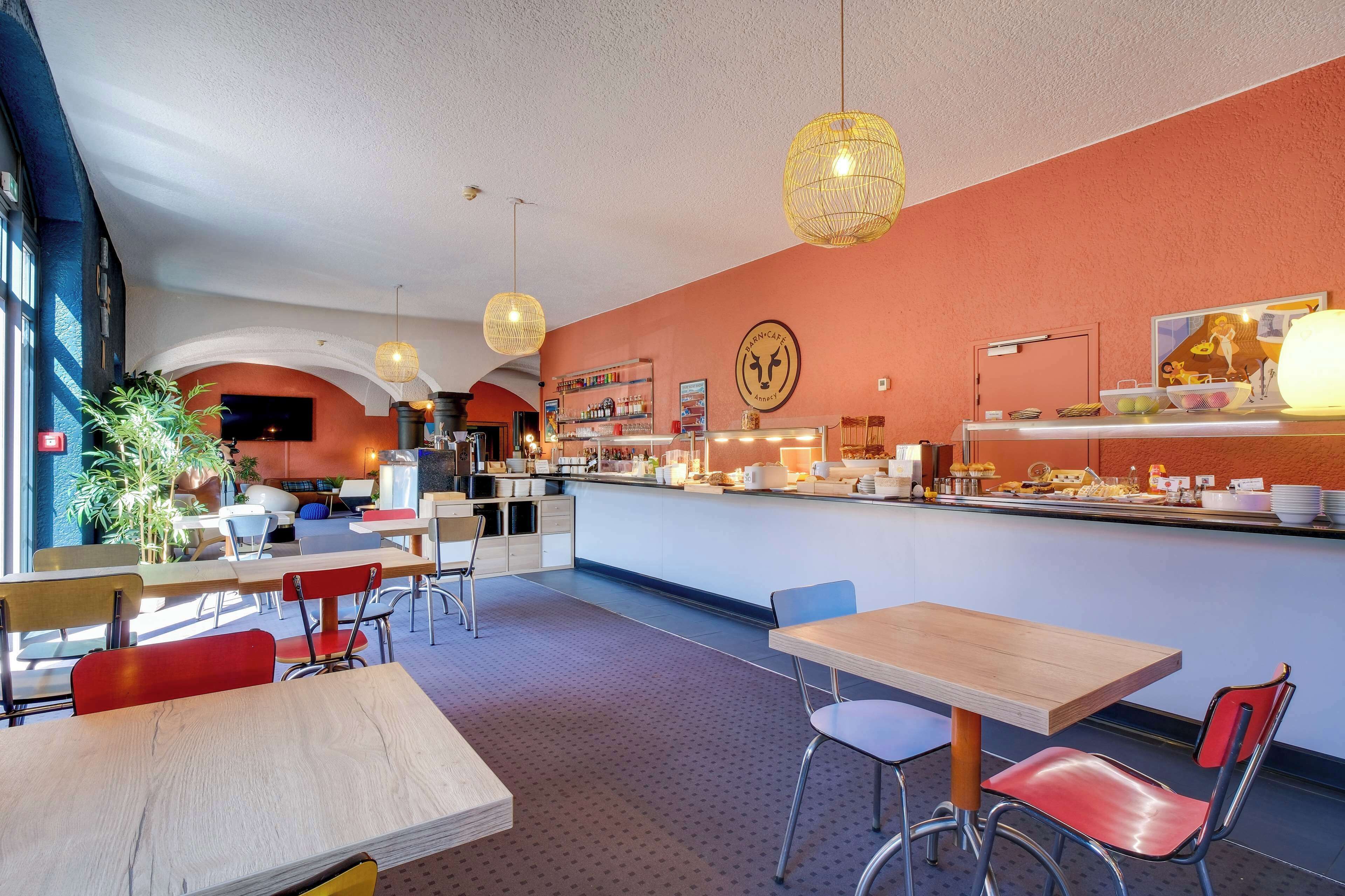 Ein Restaurant mit Barbereich, Sitzgelegenheiten und einer Theke mit Speisen.