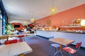 Se ofrece un desayuno bufé todos los días (por un coste adicional)