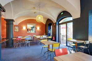 Desayuno buffet (EUR 15 por persona) 