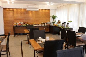 供应早餐、午餐和晚餐