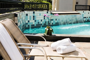 Piscina externa, guarda-sóis, espreguiçadeiras