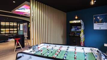 Serves breakfast, lunch and dinner