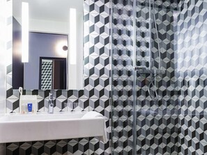 Schreibtisch, Verdunkelungsvorhänge, schallisolierte Zimmer