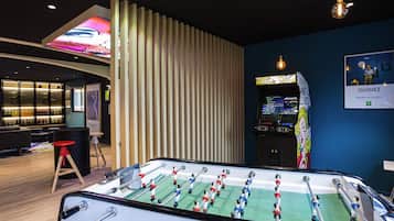 Serves breakfast, lunch and dinner