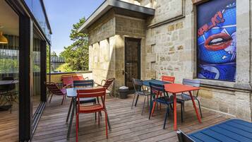 Déjeuner et dîner servis sur place, spécialités Cuisine française