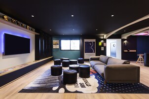 供应早餐、午餐和晚餐