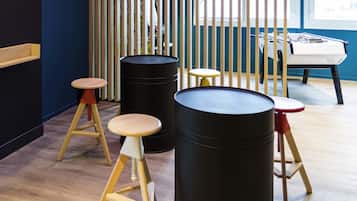 Serves breakfast, lunch and dinner