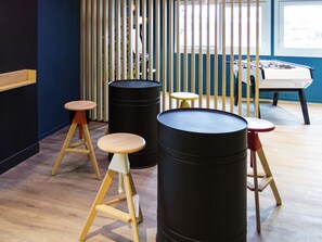 Sert le petit déjeuner, le déjeuner et le dîner