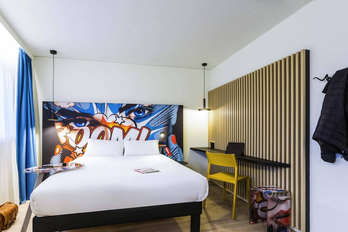 Standaard suite, Meerdere bedden | Een bureau, verduisterende gordijnen, geluiddichte muren