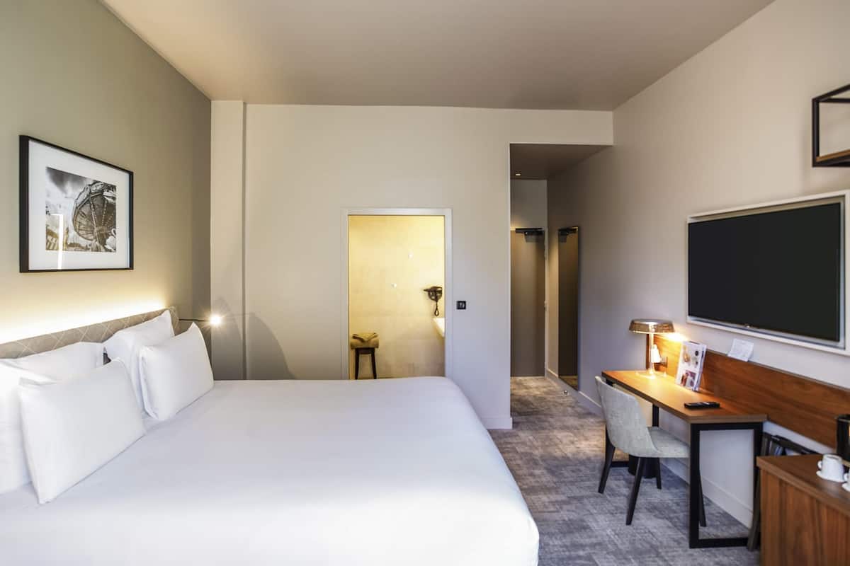 Minibar (free items), in-room safe, desk, blackout drapes