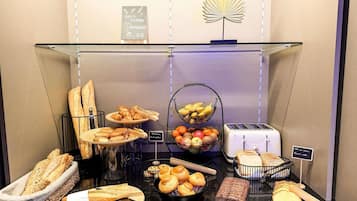 Petit déjeuner buffet servi en supplément les week-ends