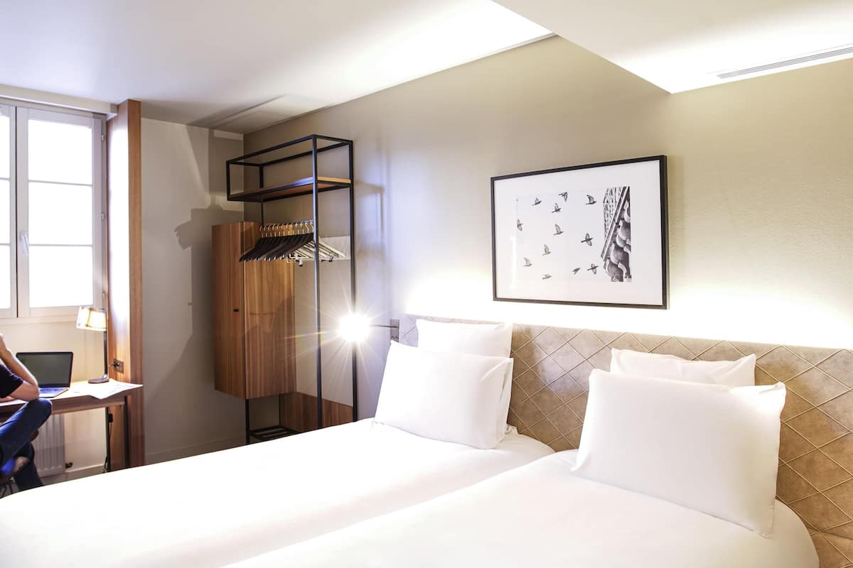 Free minibar, in-room safe, desk, blackout drapes